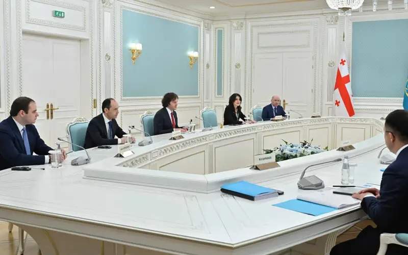 Давлат раҳбари Грузия Бош вазири Ираклий Кобахидзе билан музокаралар ўтказди Давлат раҳбари Грузия Бош вазири Ираклий Кобахидзе билан музокаралар ўтказди