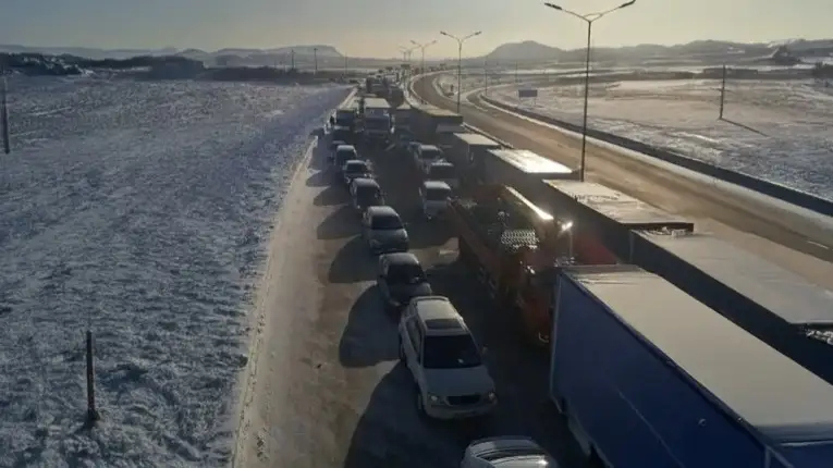 Qaraǵandy-Astana tas jolynda 1 500-ge jýyq kólik keptelip qaldy
