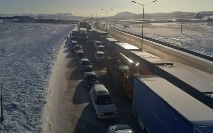 Почти 1500 авто застряли на трассе в Карагандинской области
