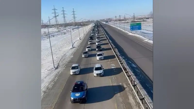 Более 500 скопившихся на закрытой трассе автомобилей сопроводили акмолинские полицейские