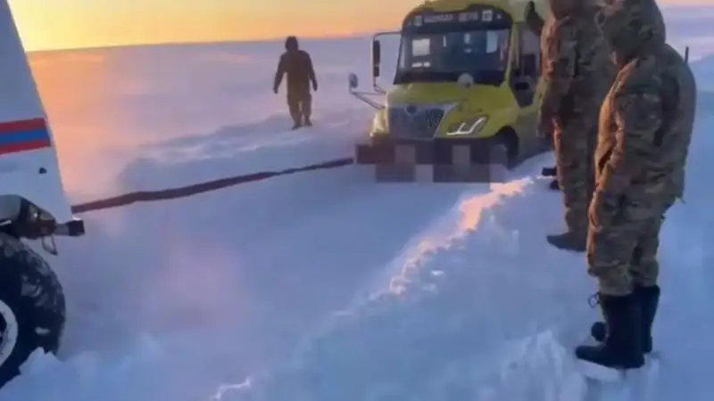 Два автобуса с детьми попали в снежный занос в Костанайской области