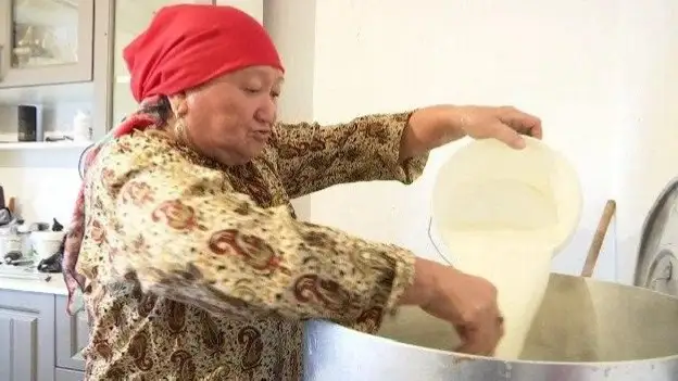 напиток «ашыған көже» готовит жительница области Улытау Зауреш Жаркенова