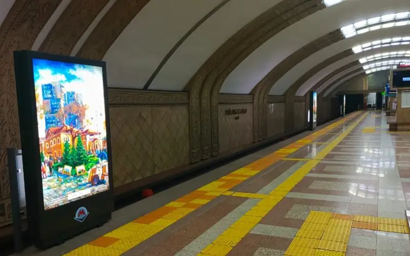 Новые ограждения с двойной функцией тестируют в метро Алматы