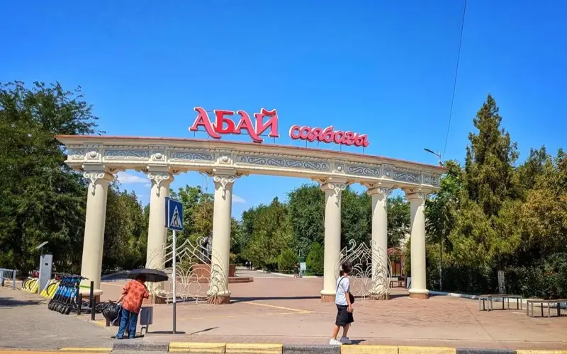 Суд обязал снести незаконные строения в парке Абая в Шымкенте