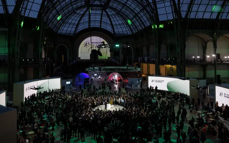 Франция намерена привлечь 109 млрд евро частных инвестиций в сектор ИИ