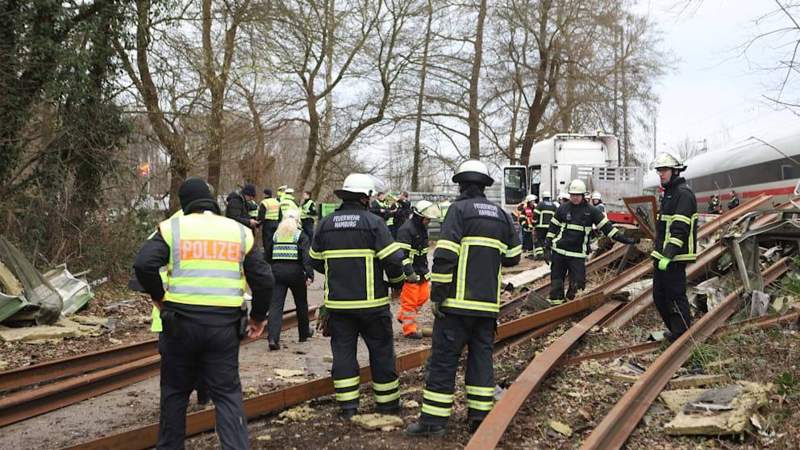 В Германии скоростной поезд с 300 пассажирами столкнулся с грузовиком