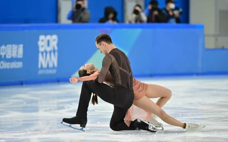 Танцы на льду: казахстанские фигуристы завершили выступление на Азиаде