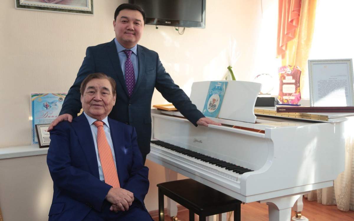 Бір ханым басқа әйелдің есегін жалайды