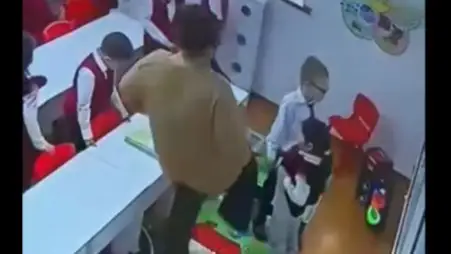 tárbıeshi balany teýip jiberdi