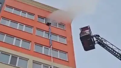 9-қабаттан жайма арқылы түспек болған: Астанада өрт сөндірушілер ер адамды құтқарды