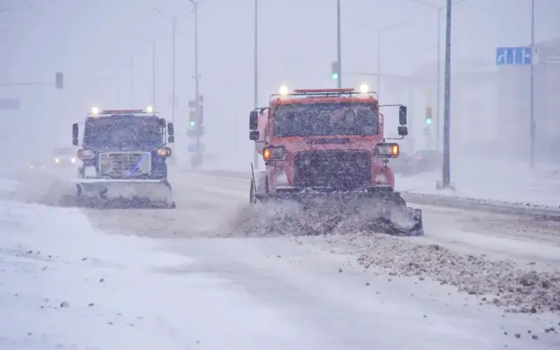 Борьба с гололёдом: какие химические реагенты разрешены в Казахстане