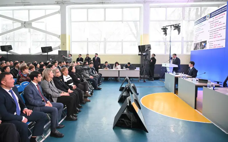 Almaty ákiminiń turǵyndarmyen kzedesýi