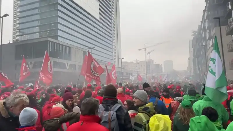 Около 50 тысяч людей участвуют в антиправительственном митинге в Брюсселе