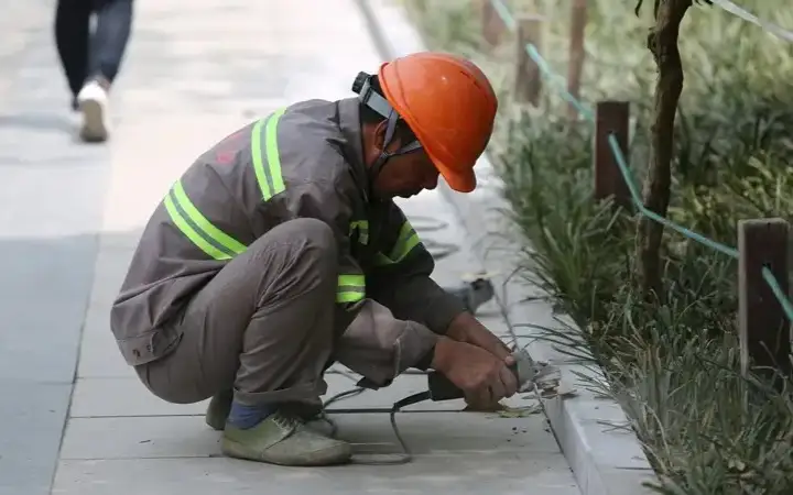 мигрант строитель