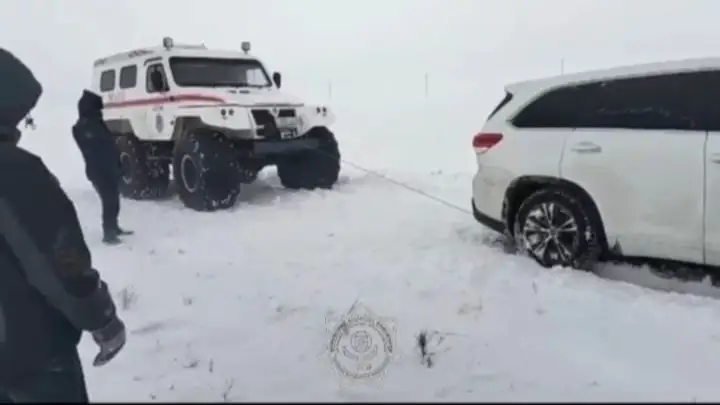 ТЖМ құтқарушылары жеңіл автокөлікті қар құрсауынан шығарды