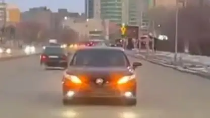 Aqtóbeniń bas dańǵylynda kólikti teris aıdaǵan júrgizýshi aıyppul tóleıdi