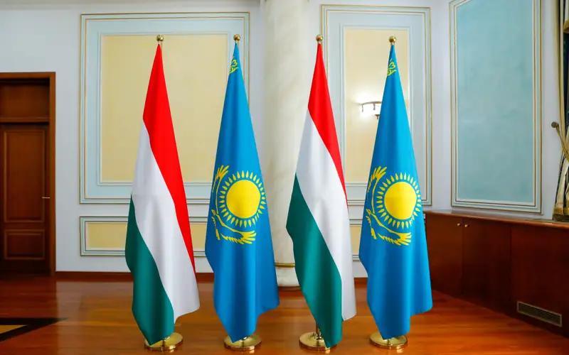 Казахстан, Венгрия, флаг Венгрии