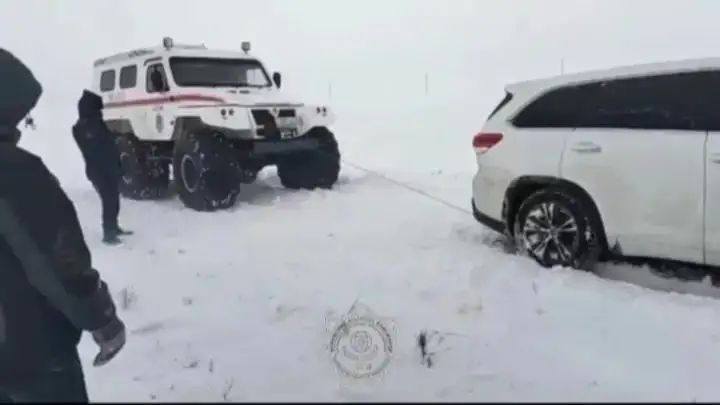 Қутқарувчилар йўлда қолиб кетган Тожикистон фуқароларига ёрдам беришди