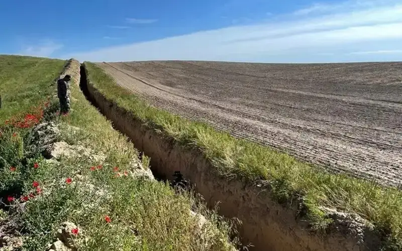 крестьяне роют траншеи в Туркестанской области