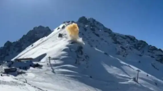 Almaty taýlarynda jasandy jolmen qar kóshkini júrgizildi