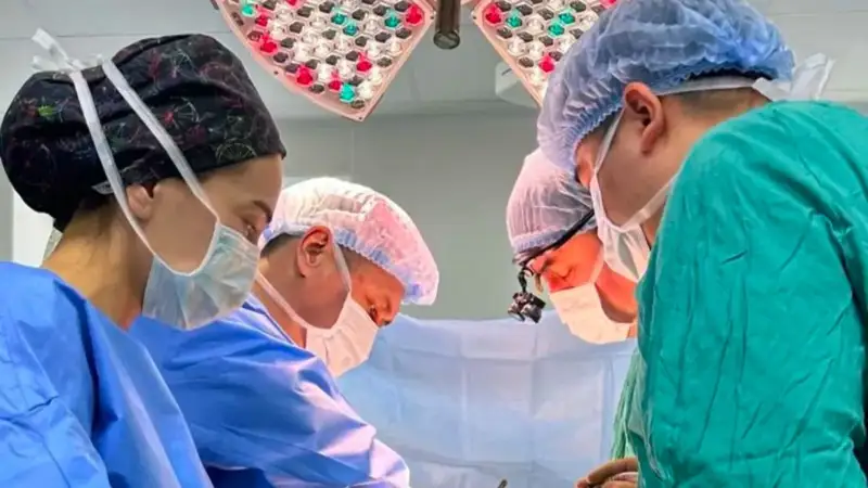 Aqtóbede naýqas áıelge bólesi bir búıregin berdi