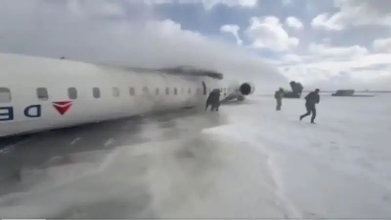 Канадада самолёт қўнаётганда ағдарилиб кетди: жароҳатланганлар бор