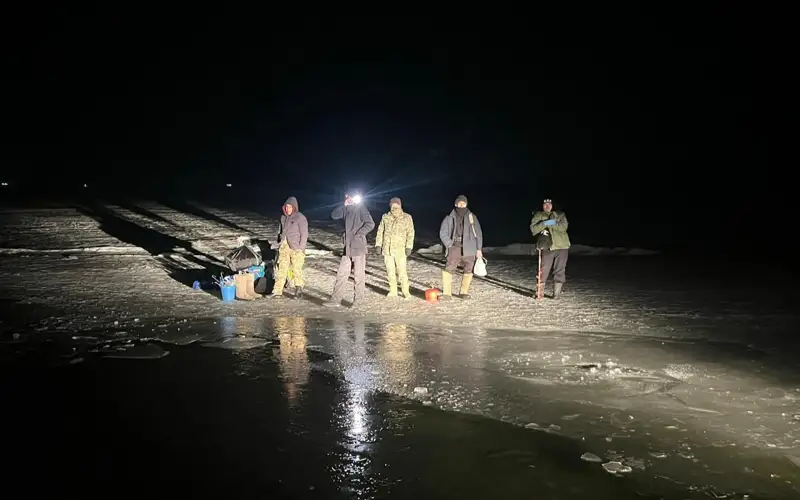 В Жамбылской области 5 рыбаков уплыли на льдине