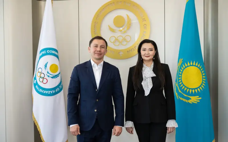 Gennadıı Golovkın Qazaqstan gımnastıka federatsııasynyń basshysy Álııa ıÝsýpovamen kezdesti