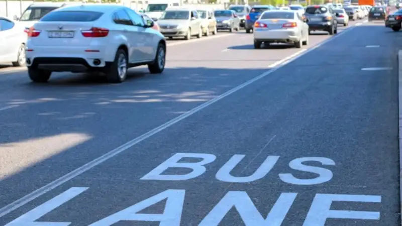 На одном из проспектов Астаны разрешили проезд по автобусным полосам