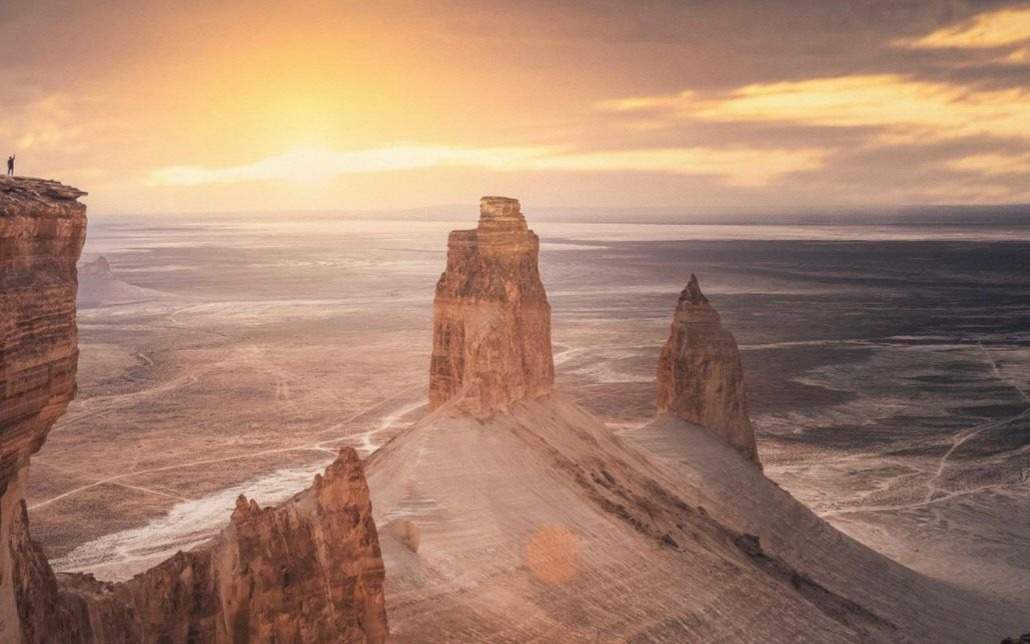 Құтқарушылар Бозжыра маңында балшыққа батқан екі туристік автобусты шығарды