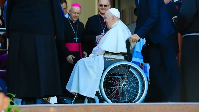 Рим Папасы Франциск сауығып келеді. Әлем католиктері ол үшін дұға етіп жатыр