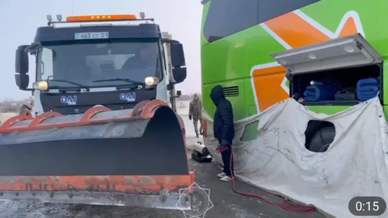 Автобус с 70 иностранцами застрял на трассе в Костанайской области