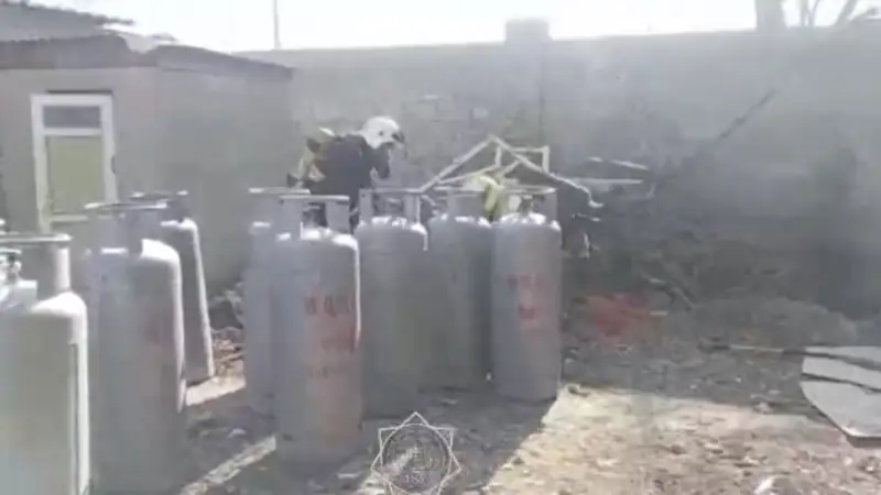 Спасатели вынесли 15 газовых баллонов из горящего цеха в Таразе