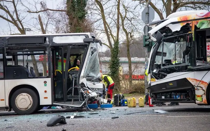 Два автобуса столкнулись в Германии, 35 человек пострадали