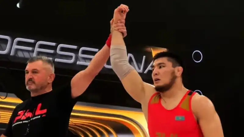 PWL týrnıri: Azamat Dáýletbekov qarsylasynan basym tústi