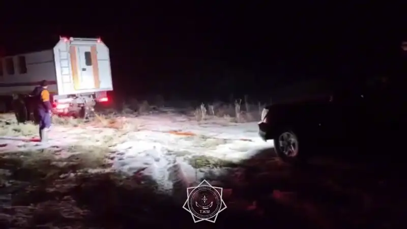 Талдықорғанда өзеннен өтпек болған көлік мұз астына түсіп кетті