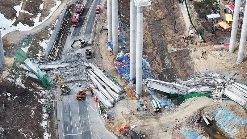 Мост обрушился в Южной Корее