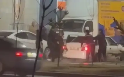 Shymkentte adam urlamaq bolǵandardyń áreketi vıdeoǵa túsip qaldy 