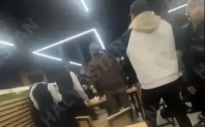 Almatydaǵy saýda ortalyqtardyń birinde mektep oqýshylary tóbelesip qaldy
