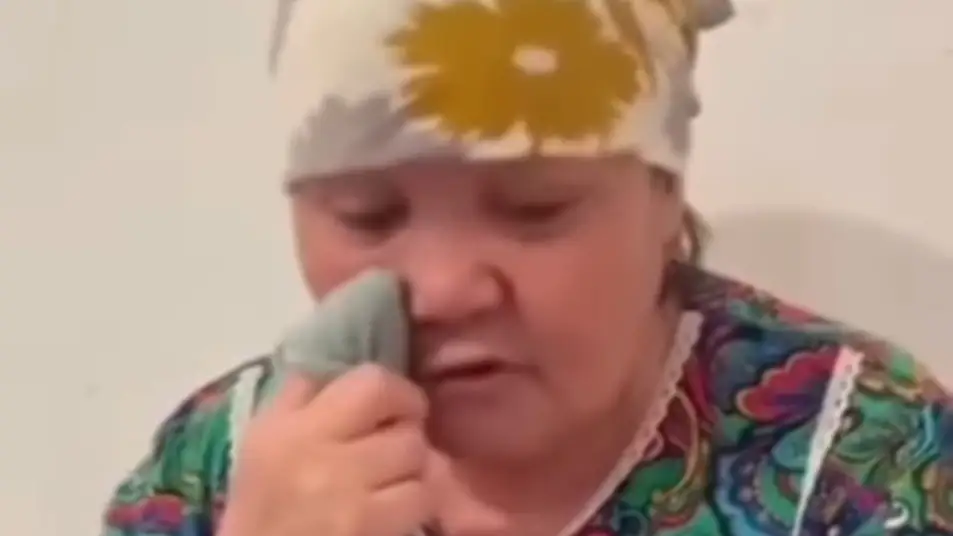 Гимнасттың трусисы көрінеді