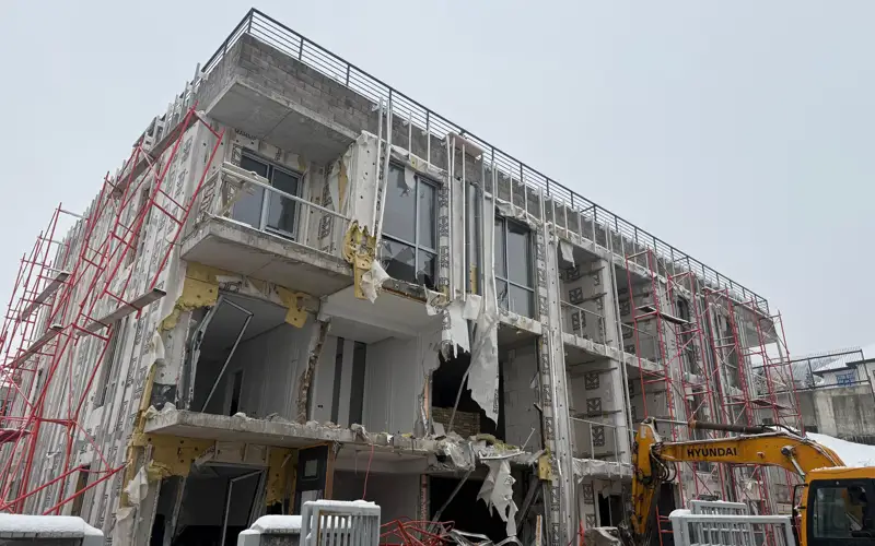 Незаконный трехэтажный объект сносят в Алматы