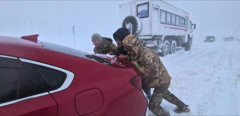 Более 300 человек вызволили из снежного плена в Мангистауской области Более 300 человек вызволили из снежного плена в Мангистауской области