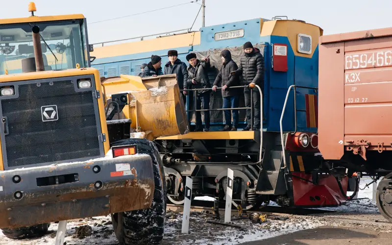 Atyraý mańynda poıyz júk kóligimen soqtyǵysty: oqıǵa ornyna 12 qutqarýshy keldi
