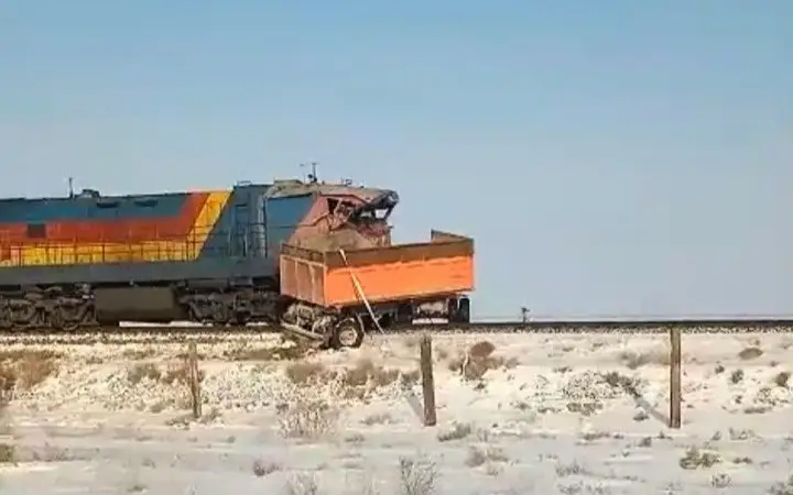 Грузовик протаранил поезд в Атырауской области