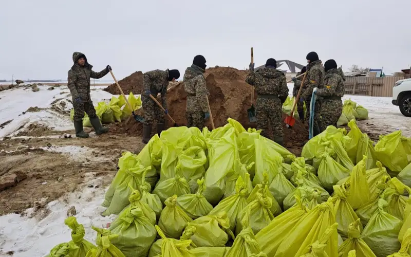 3000 мешков подготовили курсанты Нацгвардии для предотвращения паводков в СКО