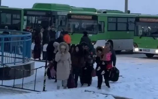Atyraýdan Almatyǵa baratyn 160 jolaýshy Qarabatan stansasyna avtobýspen jetkizildi