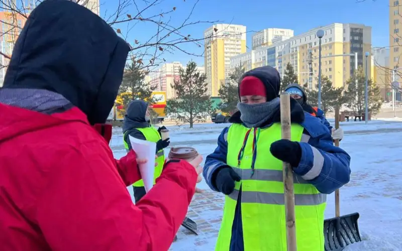 Горячим чаем и баурсаками угостили сотрудников коммунальных служб  волонтеры Астаны 