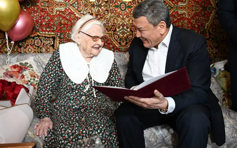 Аким СКО поздравил ветерана со 103-летием