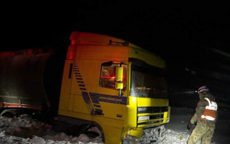 Грузовик столкнулся с пассажирским автобусом в Актюбинской области