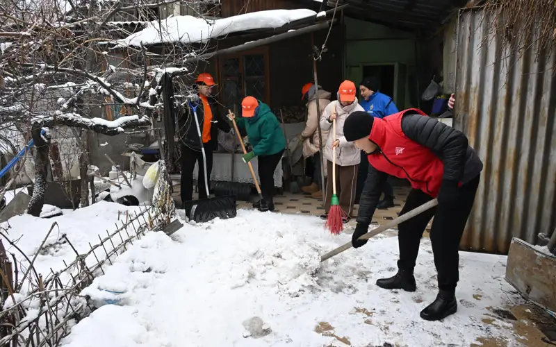 Помоги ближнему: алматинские волонтеры поддержали ветеранов и пожилых людей